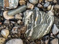 Weiße erhabene Inklusionen an grauem Stein